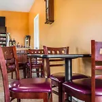 Econo Lodge Inn & Suites Airport