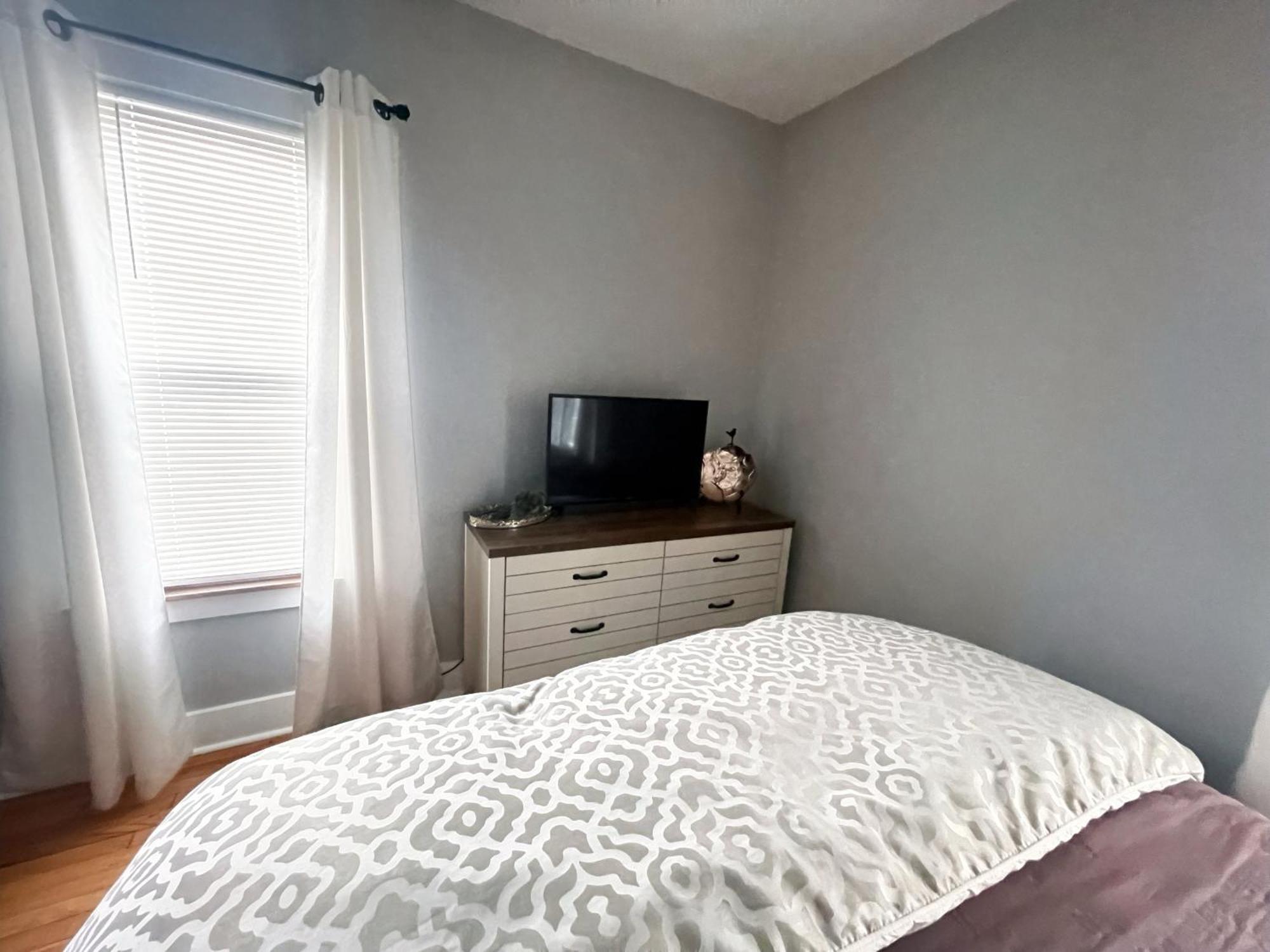 Apartment To Kenwood Conveniently Located Syracuse