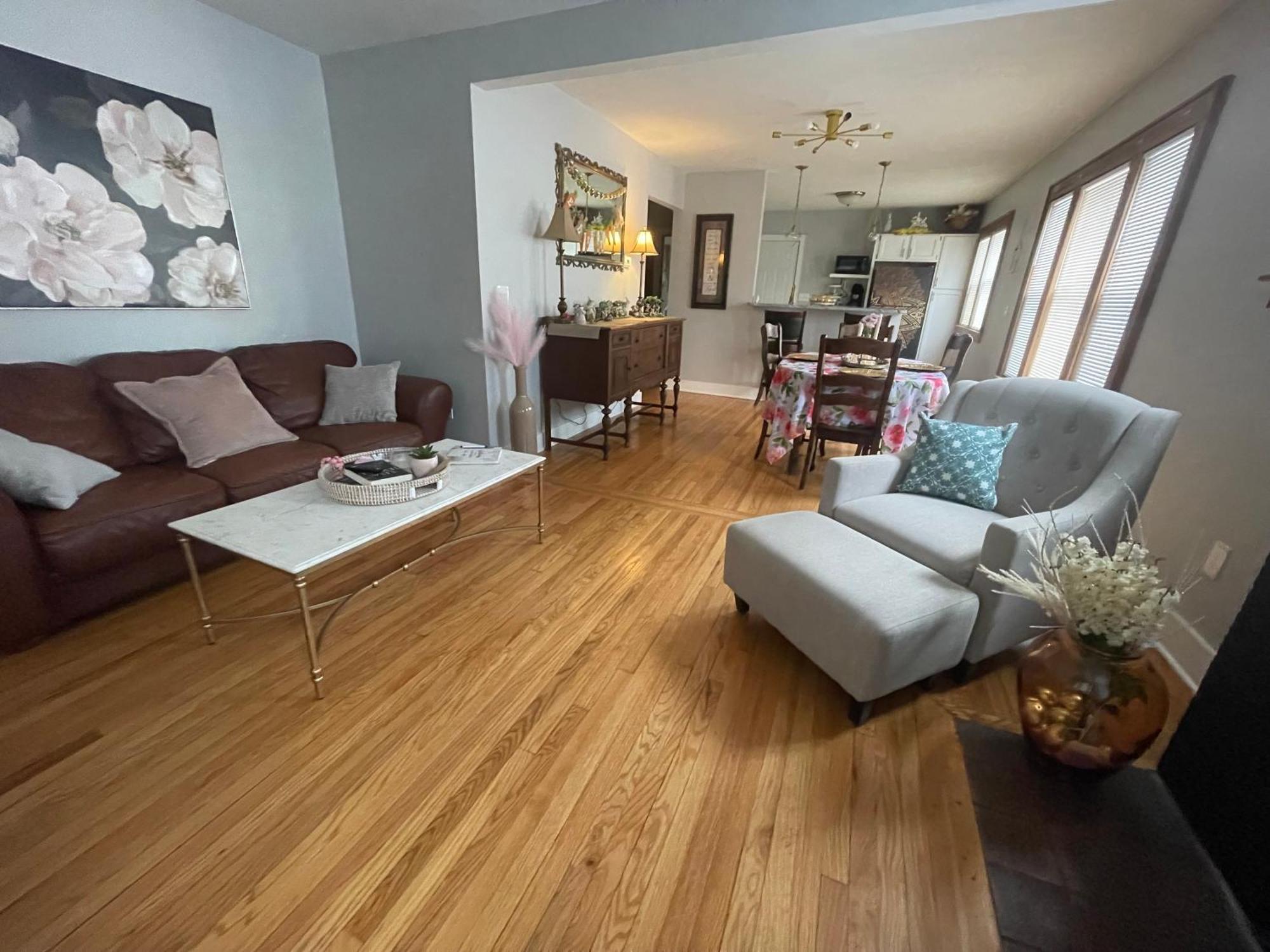 To Kenwood Conveniently Located Apartment