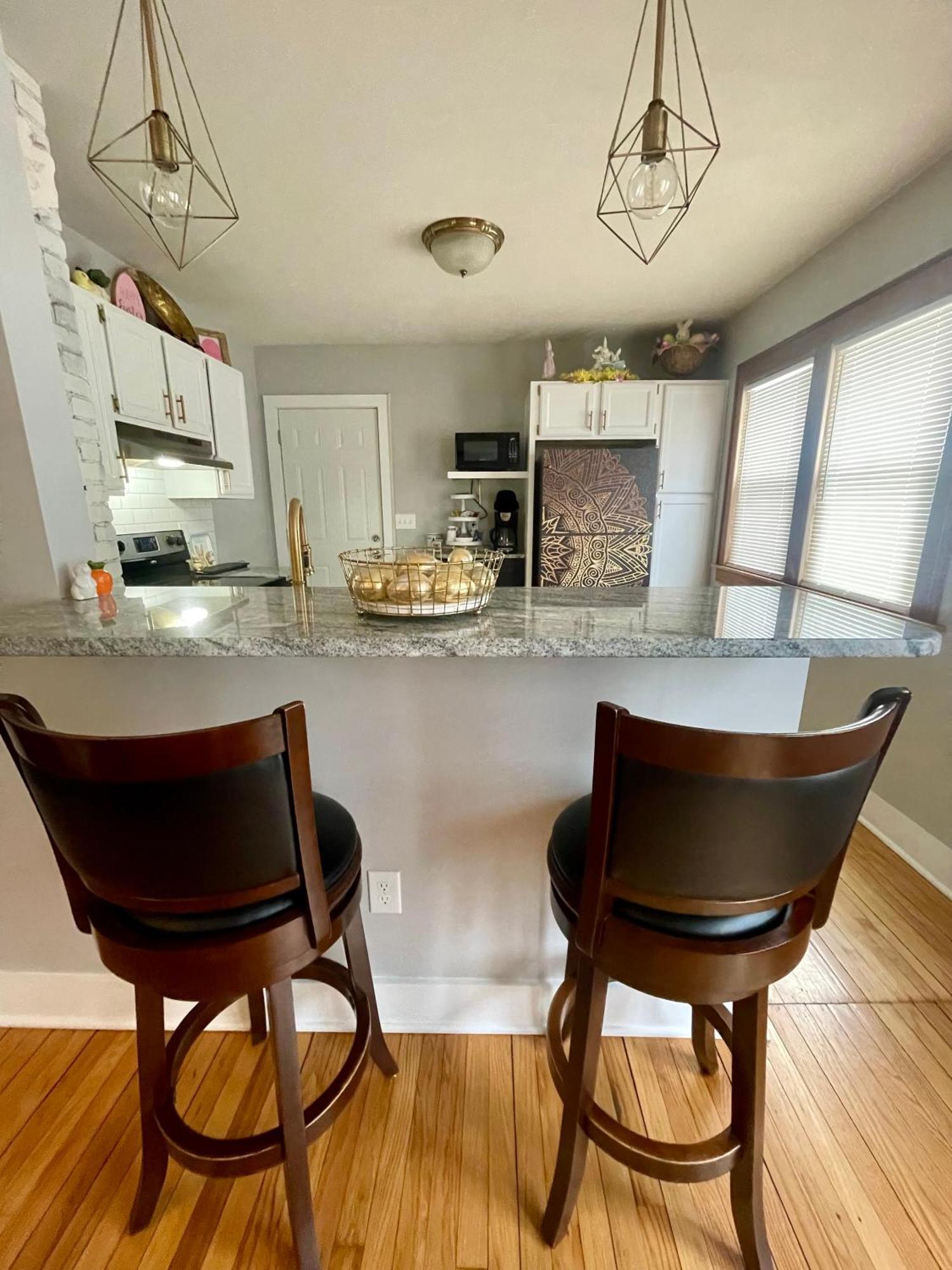 To Kenwood Conveniently Located Apartment