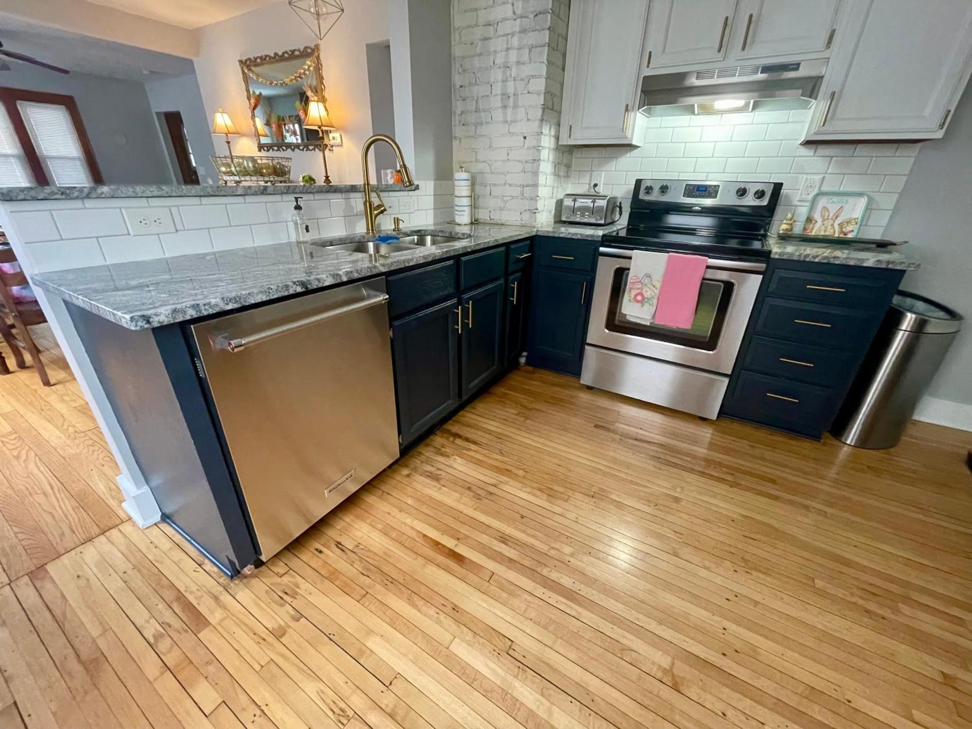 Apartment To Kenwood Conveniently Located