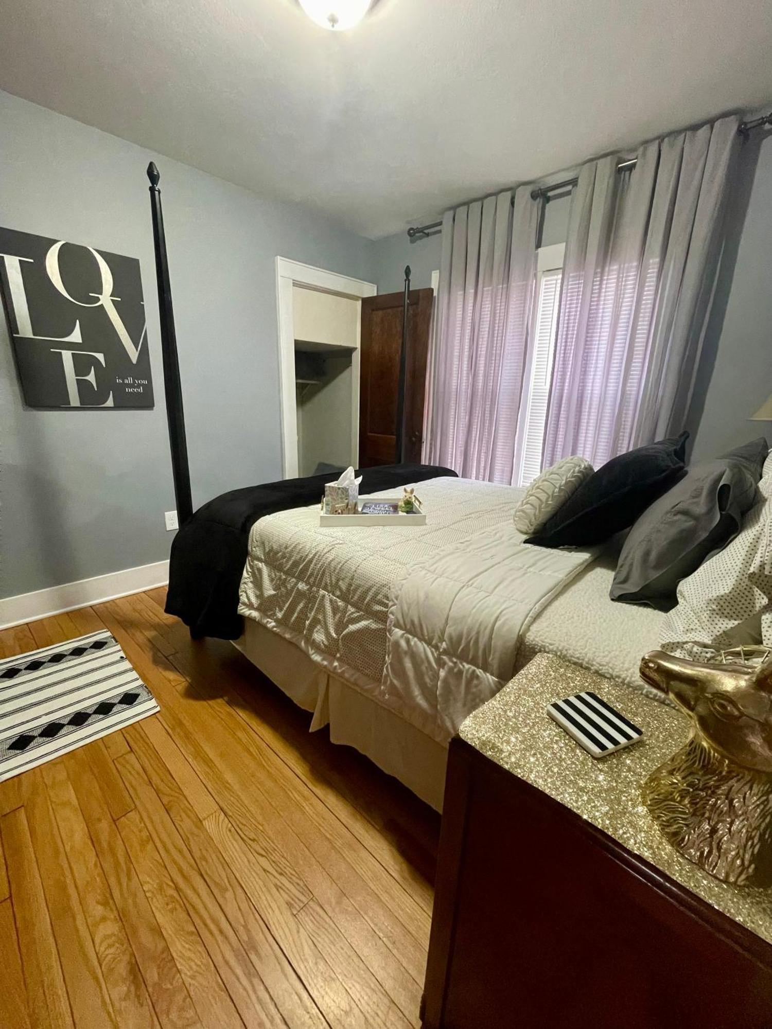 To Kenwood Conveniently Located Apartment